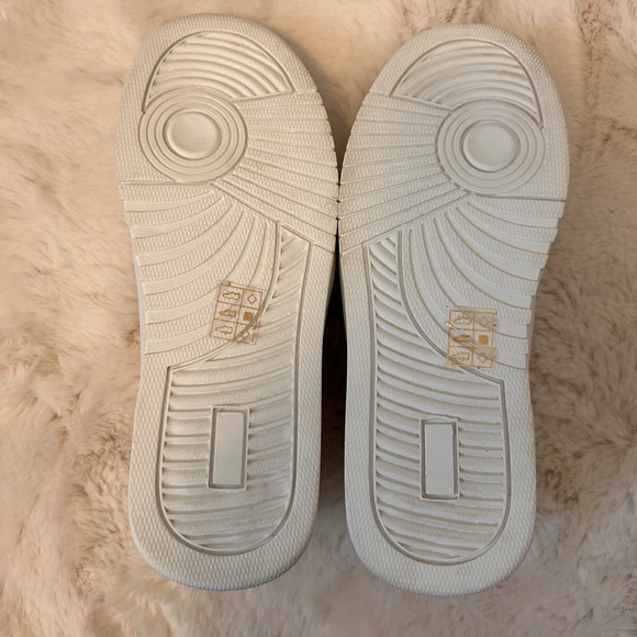 Brand new DLG women sneakers in box. Size 8. - Picture 6 of 10